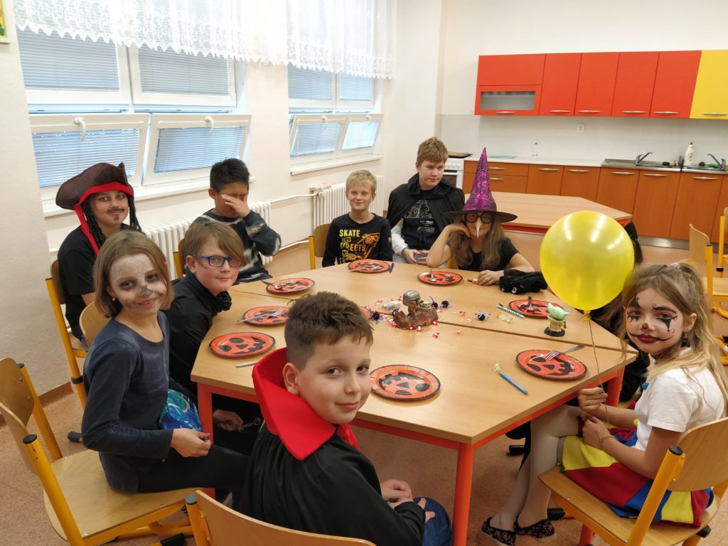 HALLOWEENSKÝ PROJEKT 7.B HALLOWEENSKÝ PROJEKT 7.B