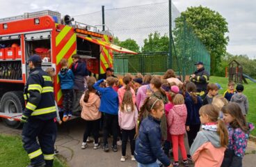 Děti prohlížející si hasičské auto