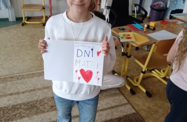 Dívka s přáníčkem pro maminku