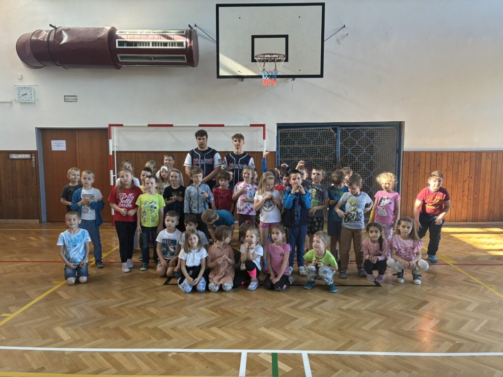 Tělocvik s baseballem