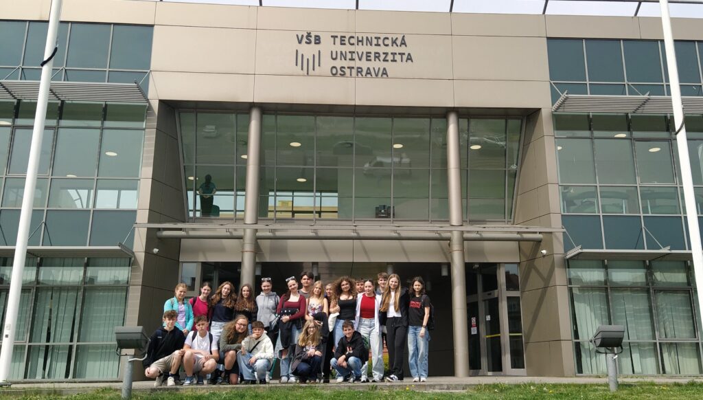 ZLEPŠI SI TECHNIKU NA VŠB-TUO: NAŠI ŽÁCI OBJEVOVALI FASCINUJÍCÍ SVĚT TECHNIKY ZLEPŠI SI TECHNIKU NA VŠB-TUO: NAŠI ŽÁCI OBJEVOVALI FASCINUJÍCÍ SVĚT TECHNIKY
