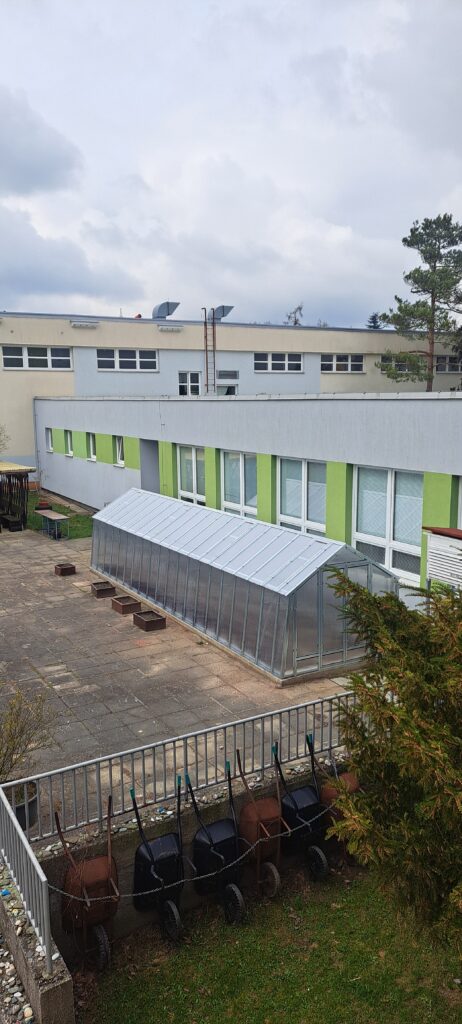 NOVÝ SKLENÍK PRO ZŠ KLIMKOVICE