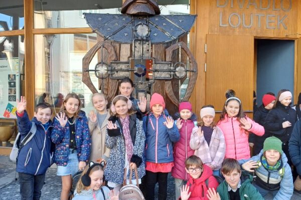 Žáci v divadle loutek