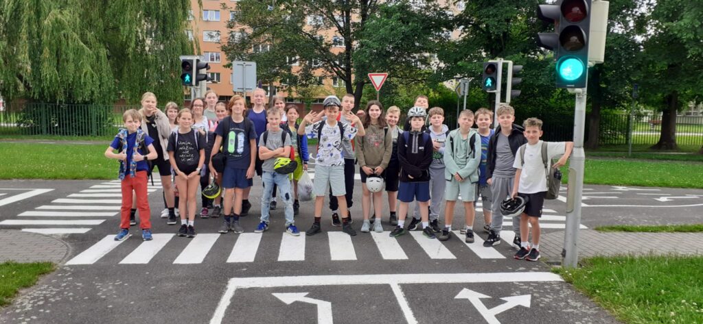 ČTVRŤÁCI A PÁŤÁCI SI VYZKOUŠELI ROLI CYKLISTŮ ČTVRŤÁCI A PÁŤÁCI SI VYZKOUŠELI ROLI CYKLISTŮ